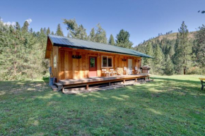 Cozy Countryside Cabin in Robie Creek Park!